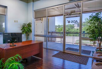 1100 N Main St, Boerne, TX for lease Interior Photo- Image 2 of 12