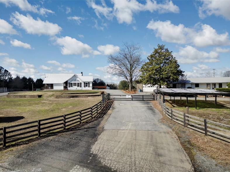 3205 Hurt Bridge Rd, Cumming, GA for lease - Primary Photo - Image 1 of 39