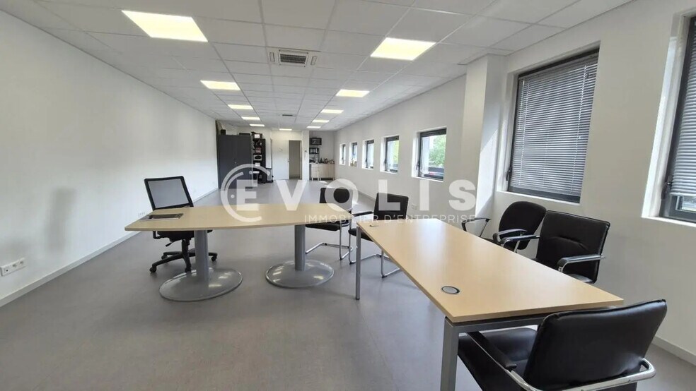 Office in Bussy-Saint-Georges for lease - Interior Photo - Image 1 of 5
