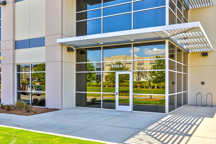 4705 Entrance Dr, Charlotte, NC for lease - Building Photo - Image 2 of 6