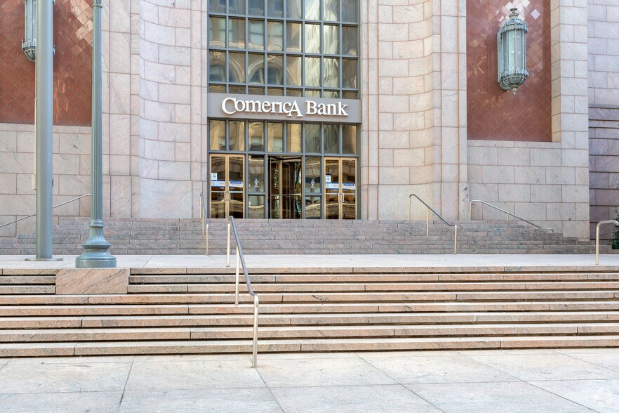 1717 Main St, Dallas, TX à louer - Photo du bâtiment - Image 3 de 10