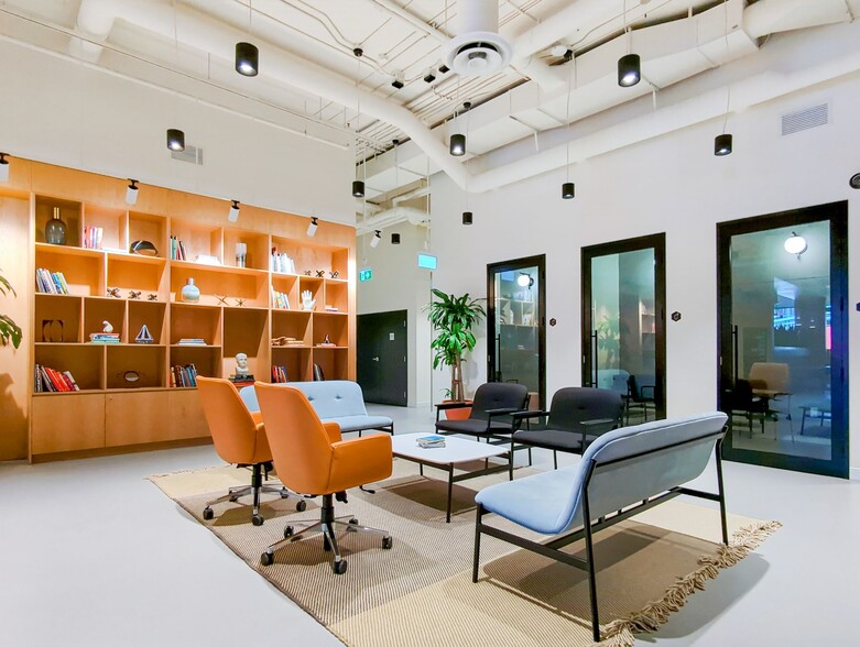 9850 King George Blvd, Surrey, BC for lease - Interior Photo - Image 3 of 12