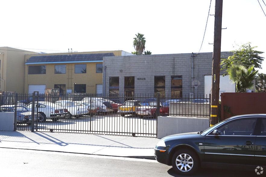 18428 Bryant St, Northridge, CA for lease - Building Photo - Image 1 of 1