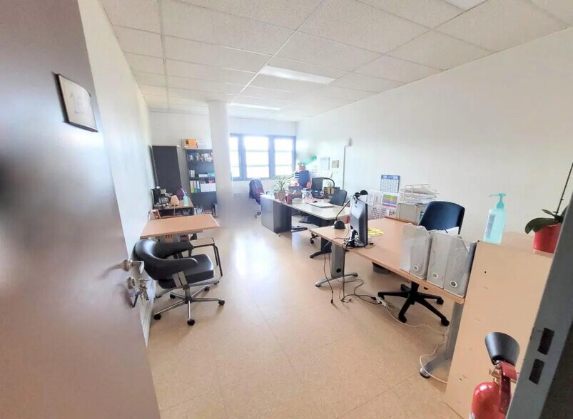 Bureau dans Poissy à louer - Photo du bâtiment - Image 2 de 31