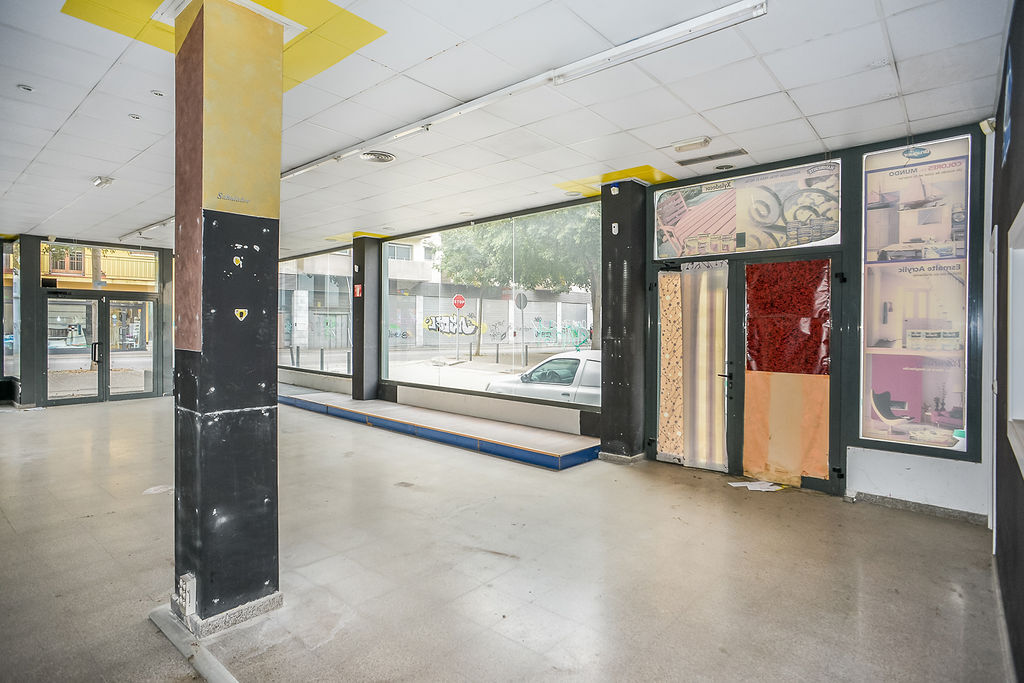 Retail in Girona, Gerona for lease Interior Photo- Image 1 of 13