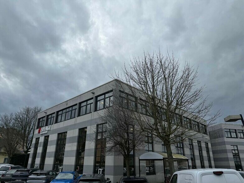 Office in Le Petit-Quevilly for lease - Building Photo - Image 1 of 10