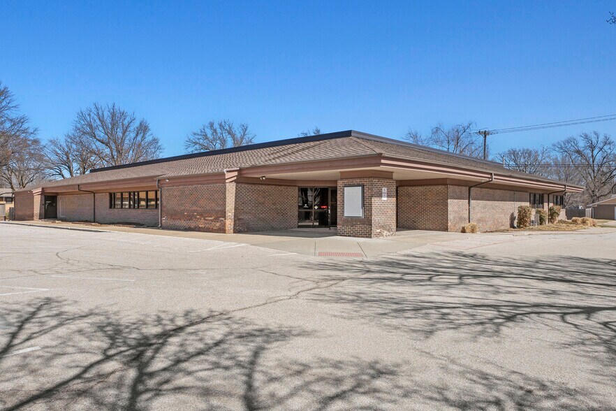 655 N Woodlawn St, Wichita, KS à vendre - Photo du bâtiment - Image 2 de 5