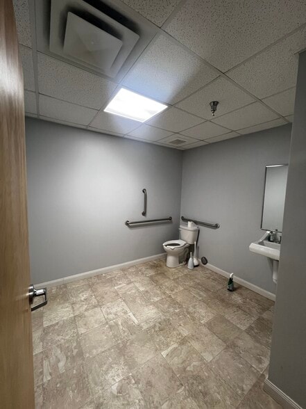 206 Vista Blvd, Asheville, NC for lease - Interior Photo - Image 3 of 9