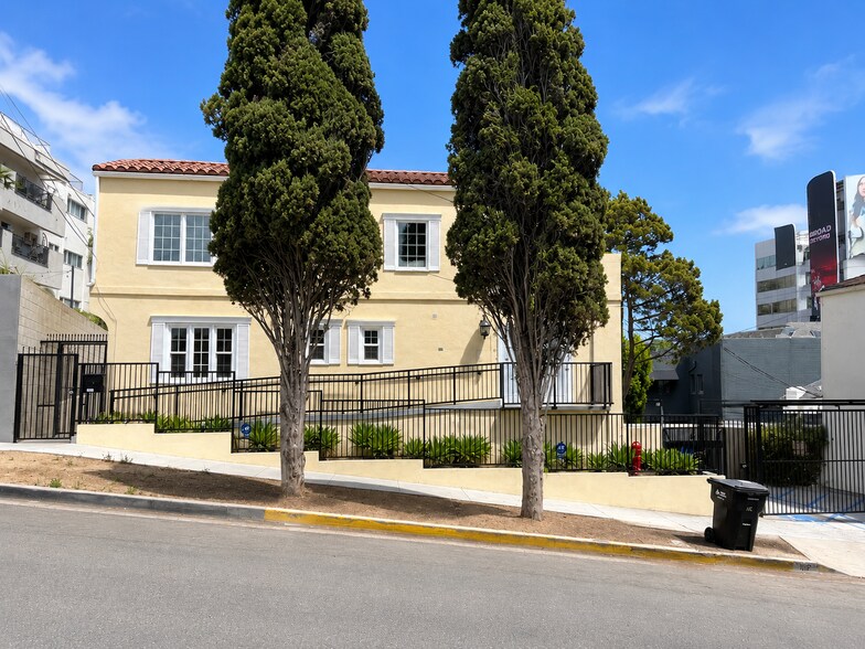 1112 N Sherbourne Dr, West Hollywood, CA à louer - Photo du bâtiment - Image 3 de 23
