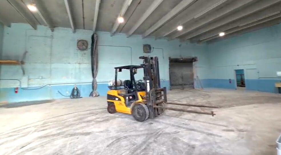 13990 NW 6th Ct, Miami, FL for lease - Building Photo - Image 3 of 33