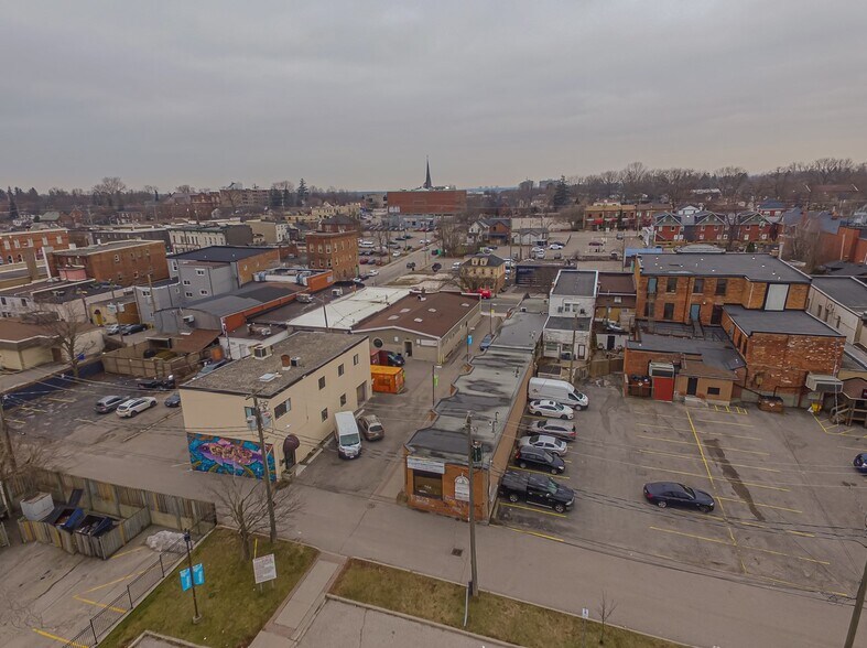 151 Brock St N, Whitby, ON à louer - Aérien - Image 2 de 34