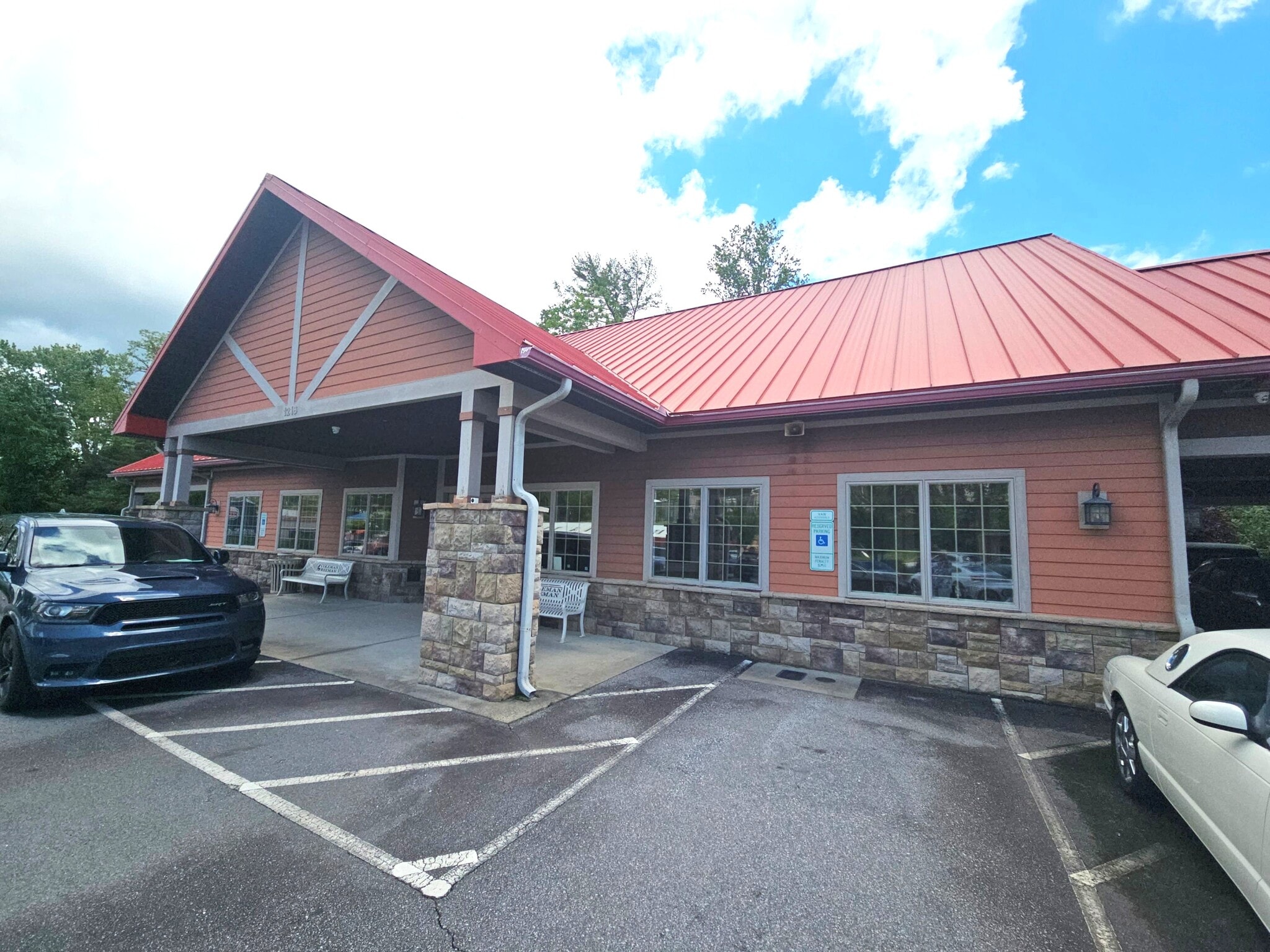 1216 Asheville Hwy, Hendersonville, NC for lease Building Photo- Image 1 of 24