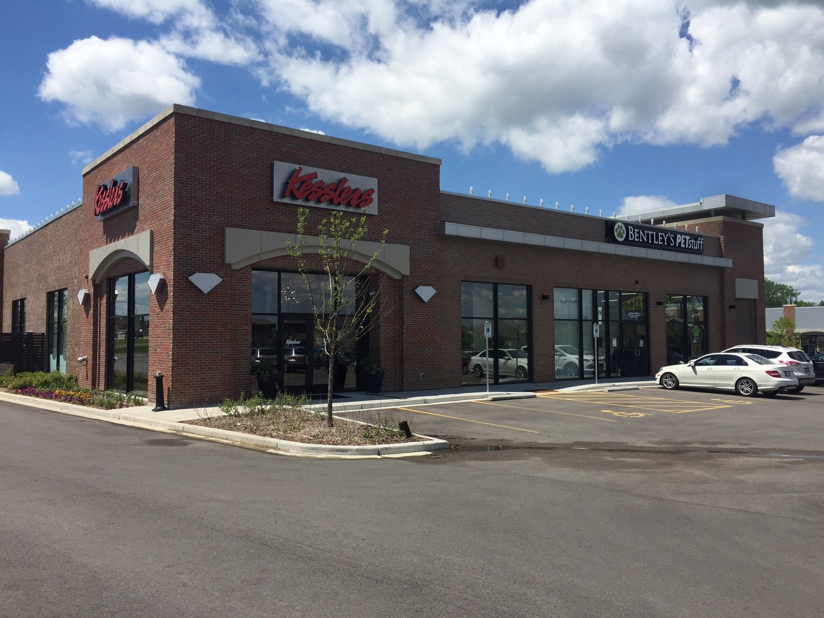 17260-17300 W Bluemound Rd, Brookfield, WI for lease Building Photo- Image 1 of 7