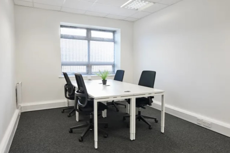 Lincoln Rd, High Wycombe for lease - Interior Photo - Image 3 of 9