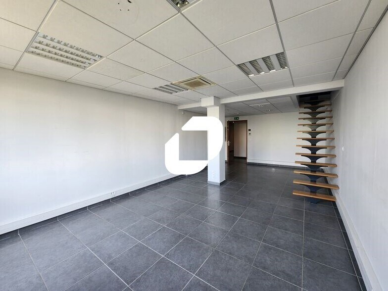 Office in Chambourcy for lease - Interior Photo - Image 2 of 5