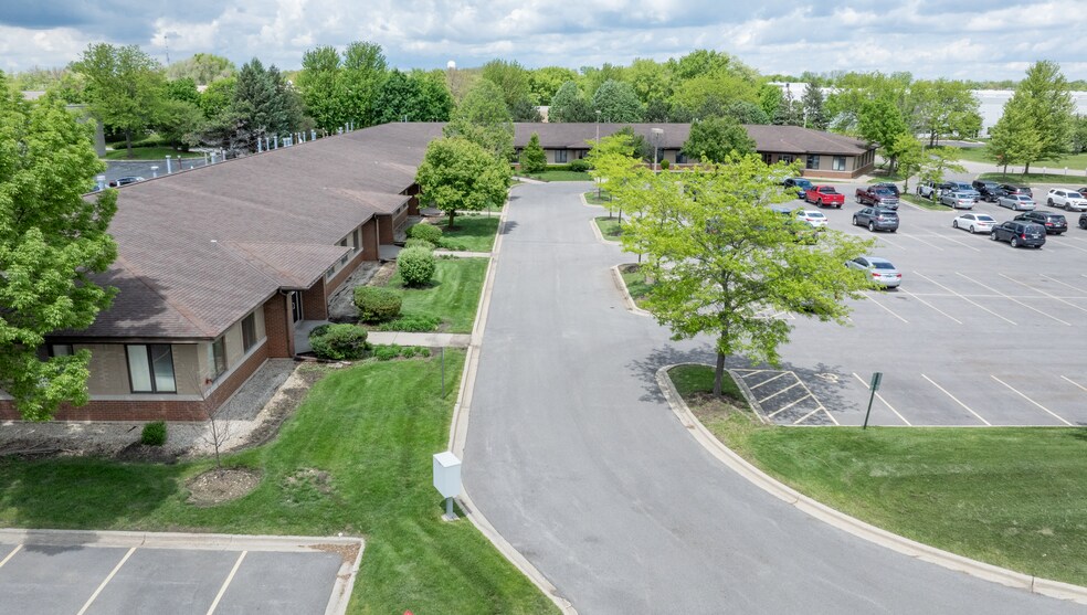 390 Congress Pky, Crystal Lake, IL à louer - Photo du bâtiment - Image 3 de 16