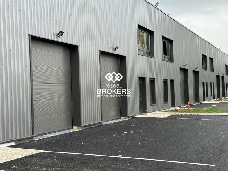 Flex in Bourgoin-Jallieu for lease - Building Photo - Image 3 of 17