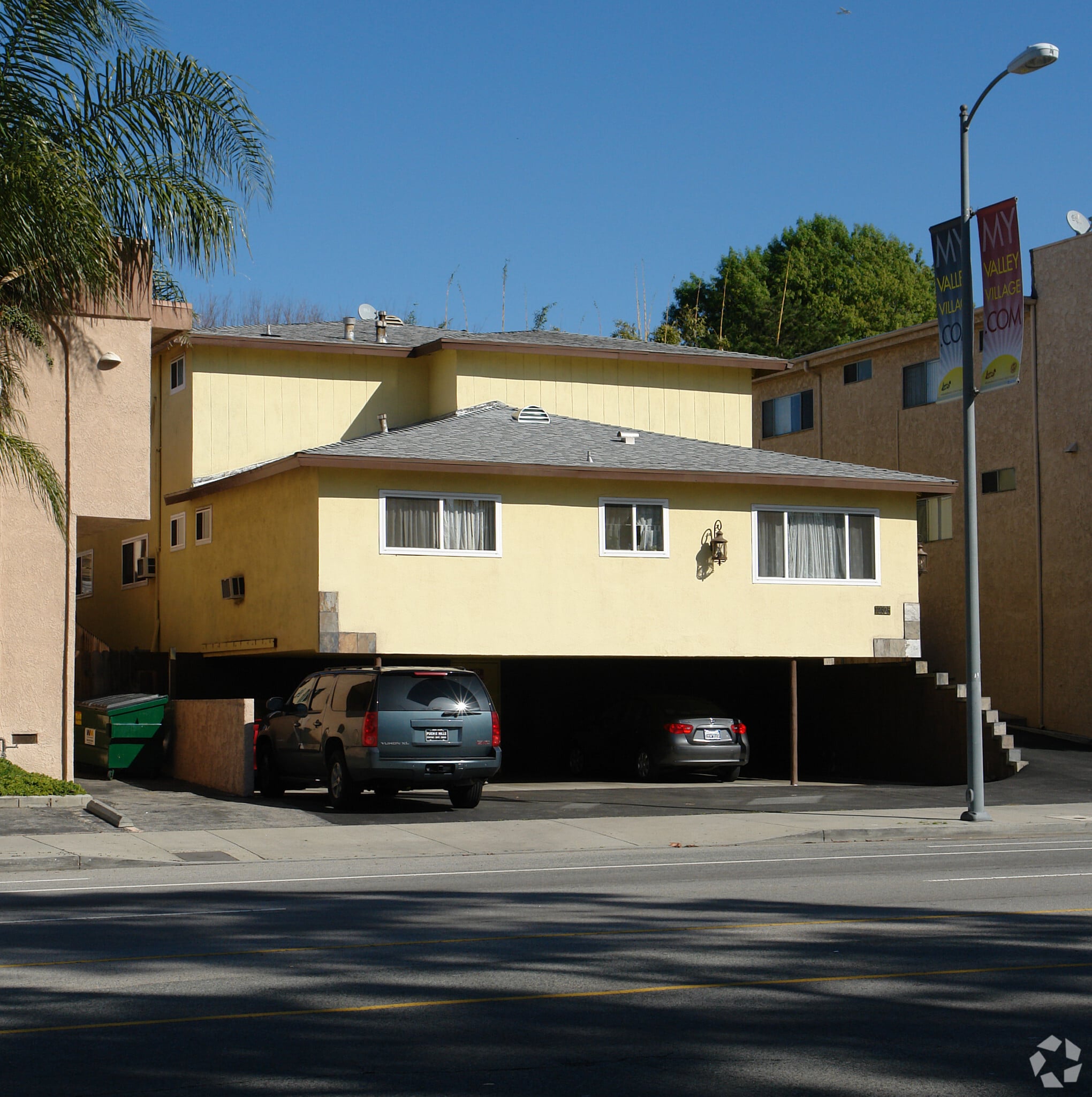 12325 Riverside Dr, Valley Village, CA à vendre Photo du bâtiment- Image 1 de 9