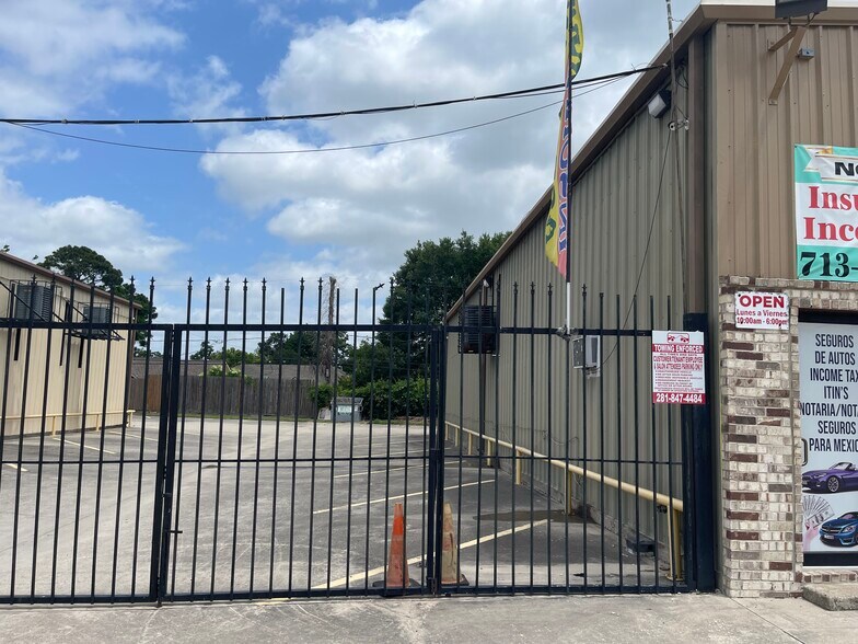 461 W Gulf Bank Rd, Houston, TX à louer - Photo du bâtiment - Image 3 de 22