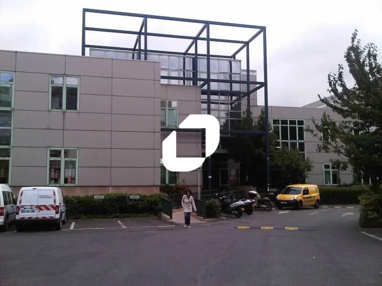 Office in Pantin for lease - Building Photo - Image 1 of 21