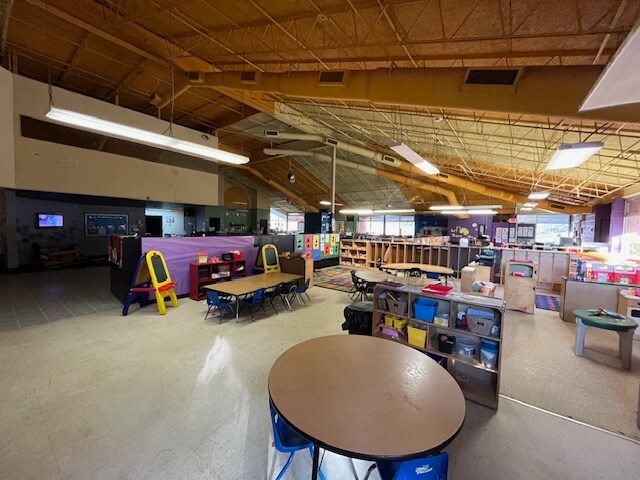 Plus de détails pour 699 Village Square Dr, Stone Mountain, GA - Commerce de détail à vendre