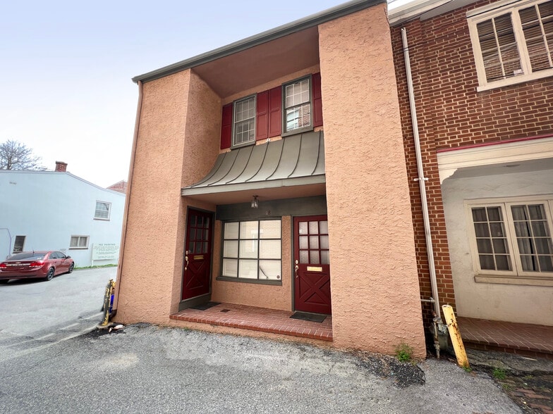 18 Wilmont Mews, West Chester, PA à louer - Photo du bâtiment - Image 2 de 2