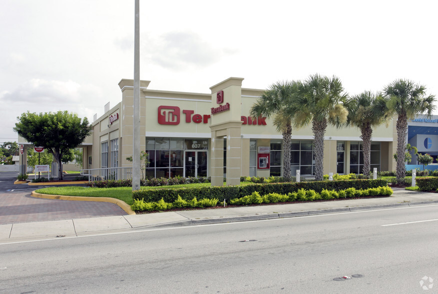 635-637 W 49th St, Hialeah, FL for lease - Primary Photo - Image 1 of 3