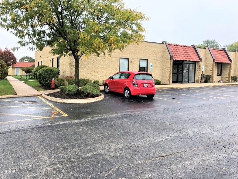 1 Smoke Tree Plz, North Aurora, IL for lease - Building Photo - Image 2 of 17