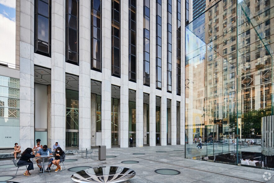 767 Fifth Ave, New York, NY à louer - Photo du bâtiment - Image 3 de 5