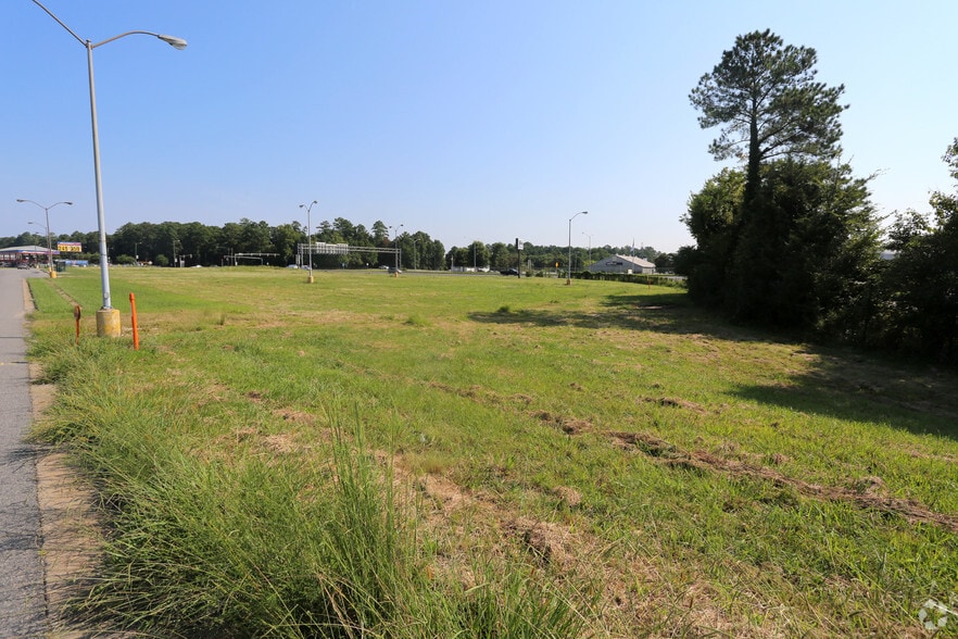 5702 Jefferson Davis Hwy, Richmond, VA for lease - Primary Photo - Image 3 of 5