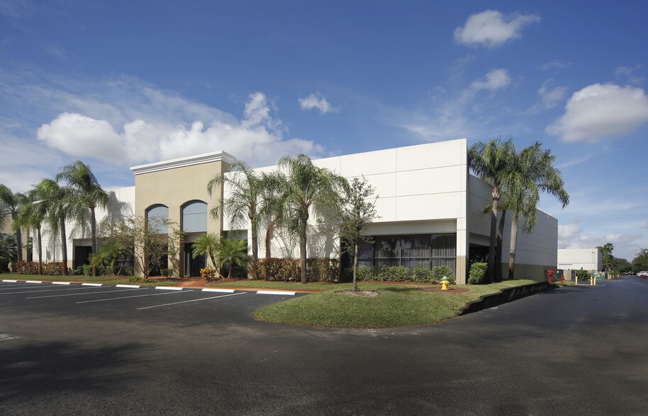 674-692 S Military Trl, Deerfield Beach, FL à louer - Photo du bâtiment - Image 2 de 6