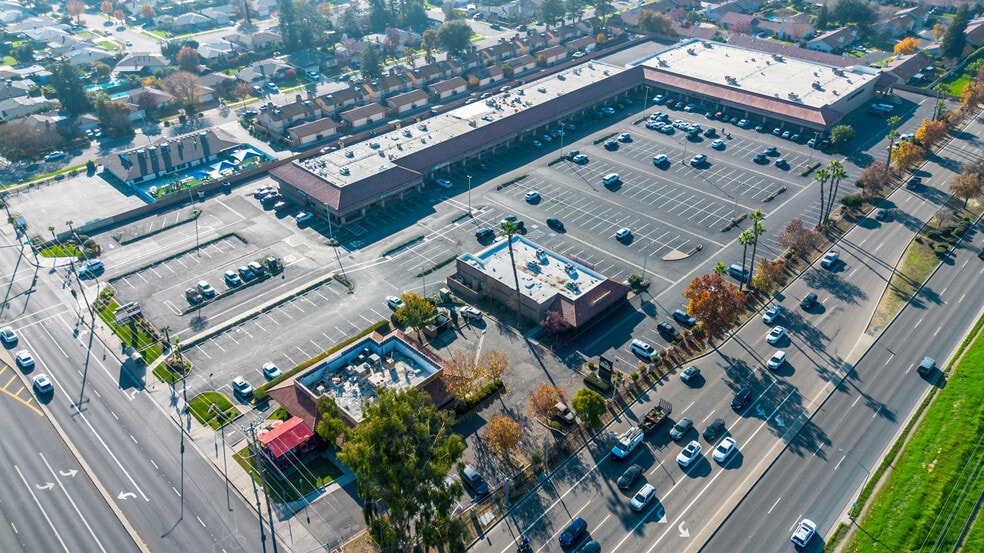 6767 N 1st St, Fresno, CA à vendre - Photo du bâtiment - Image 2 de 8