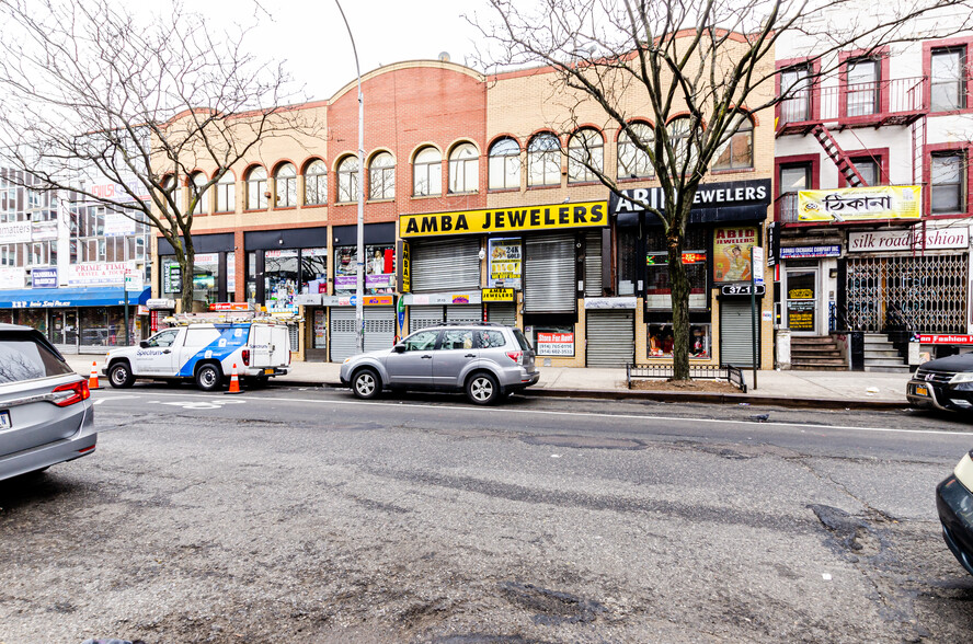 3711-3713 74th St, Jackson Heights, NY à vendre - Photo du bâtiment - Image 1 de 1