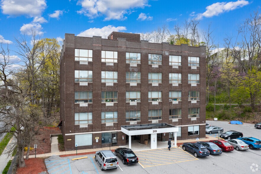 201 South Ave, Poughkeepsie, NY à louer - Photo du bâtiment - Image 3 de 8