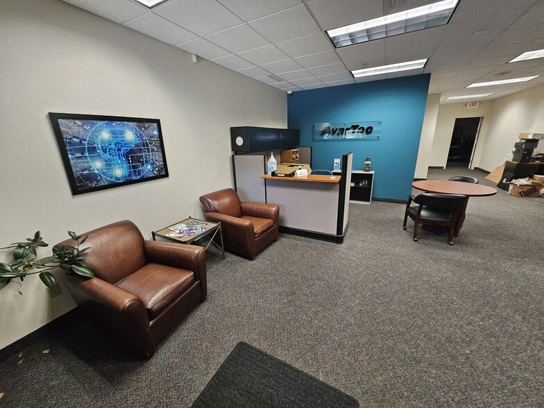 9219-9255 E River Rd NW, Coon Rapids, MN à louer - Photo du bâtiment - Image 3 de 17