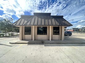 2nd Generation Restaurant Building for LEASE - Restaurant avec service au volant