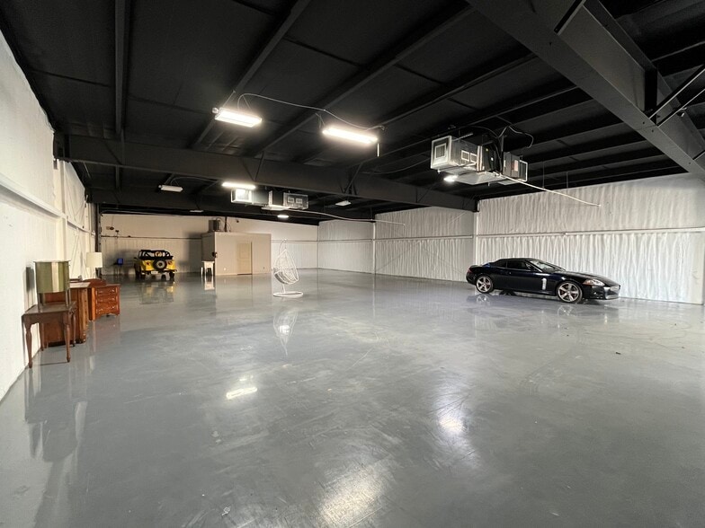 1044 NW 69th St, Oklahoma City, OK for lease - Building Photo - Image 3 of 6