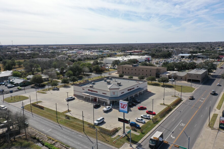 300 E Houston St, Beeville, TX for sale - Building Photo - Image 3 of 5