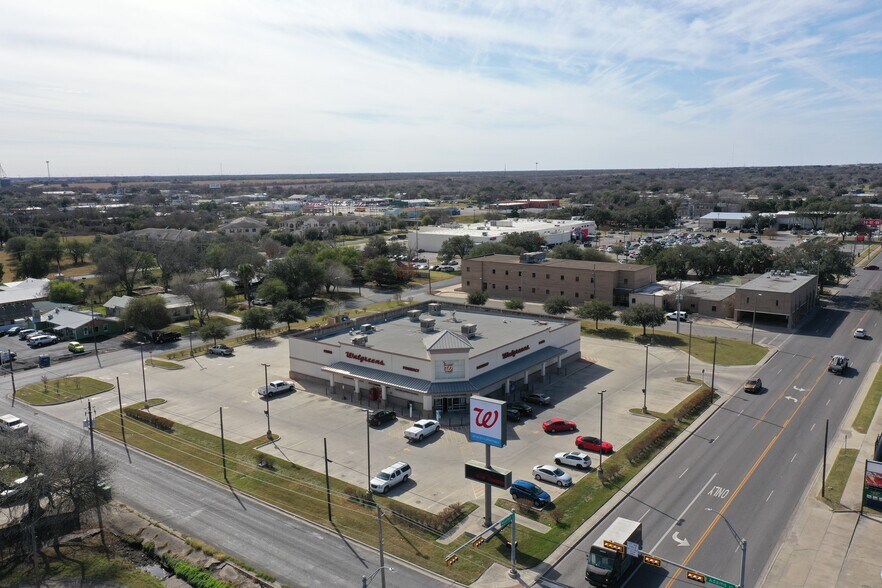 300 E Houston St, Beeville, TX à vendre - Photo du bâtiment - Image 3 de 5