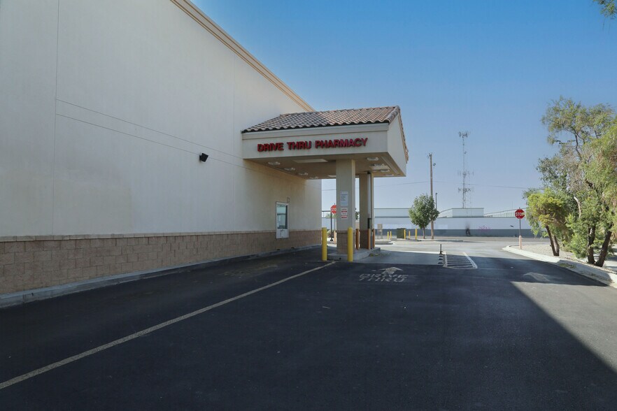 10300 Central Ave SE, Albuquerque, NM à louer - Photo du bâtiment - Image 3 de 4