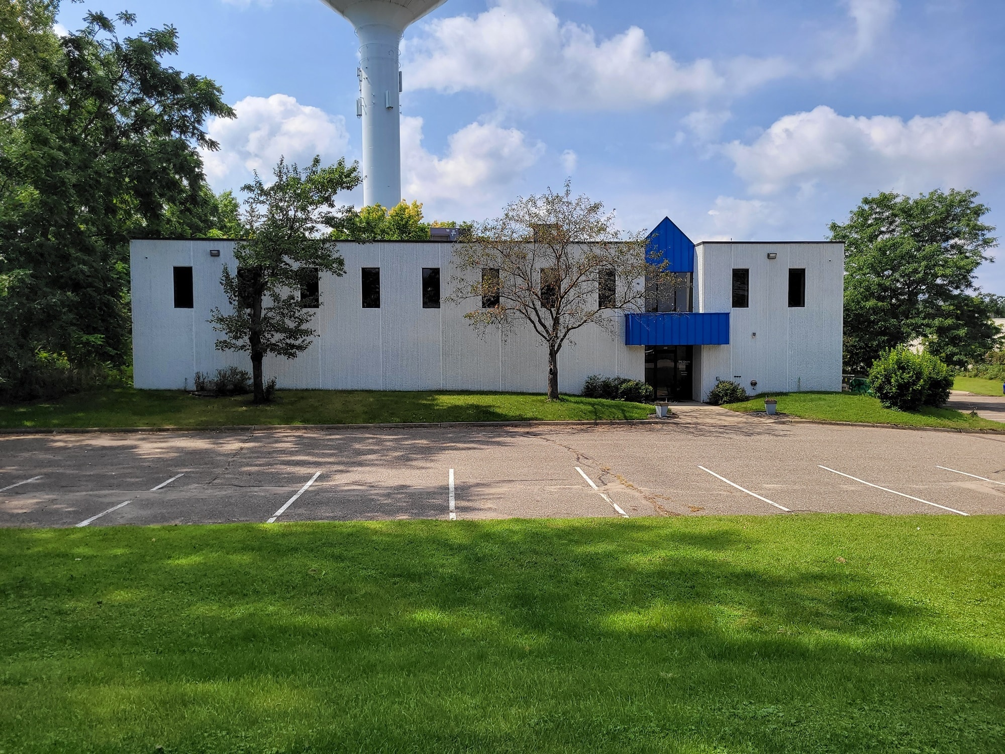 400 Commerce Ct, Vadnais Heights, MN for sale Primary Photo- Image 1 of 15