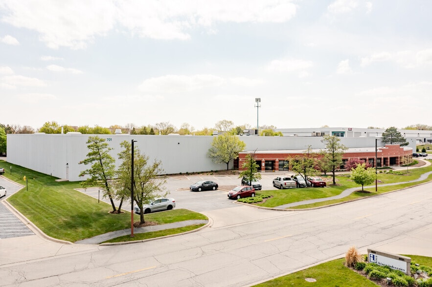 699-701 Regency Dr, Glendale Heights, IL for lease - Building Photo - Image 1 of 4