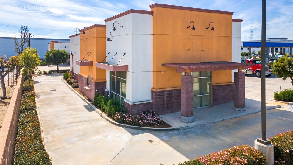 12491 Riverside Dr, Eastvale, CA à louer - Photo du bâtiment - Image 2 de 14