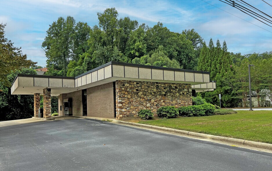 570 S Trade St, Tryon, NC à vendre - Photo du bâtiment - Image 2 de 6