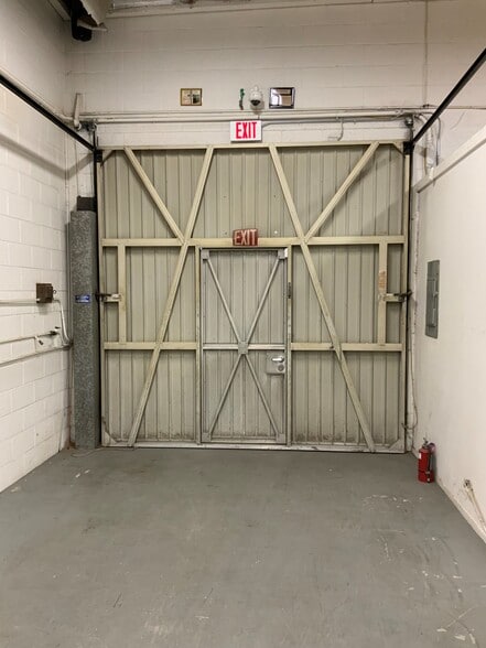 16148-16150 Wyandotte St, Van Nuys, CA for lease - Interior Photo - Image 2 of 4