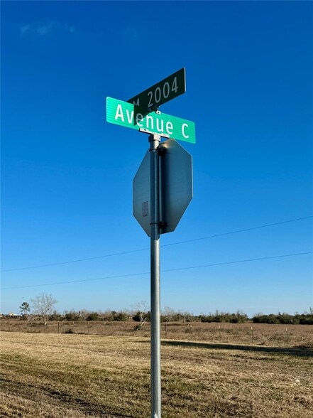 FM 2004, Hitchcock, TX à vendre - Photo du bâtiment - Image 2 de 21