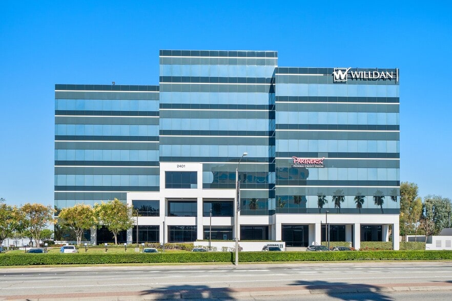 2401 E Katella Ave, Anaheim, CA à louer - Photo du bâtiment - Image 2 de 10