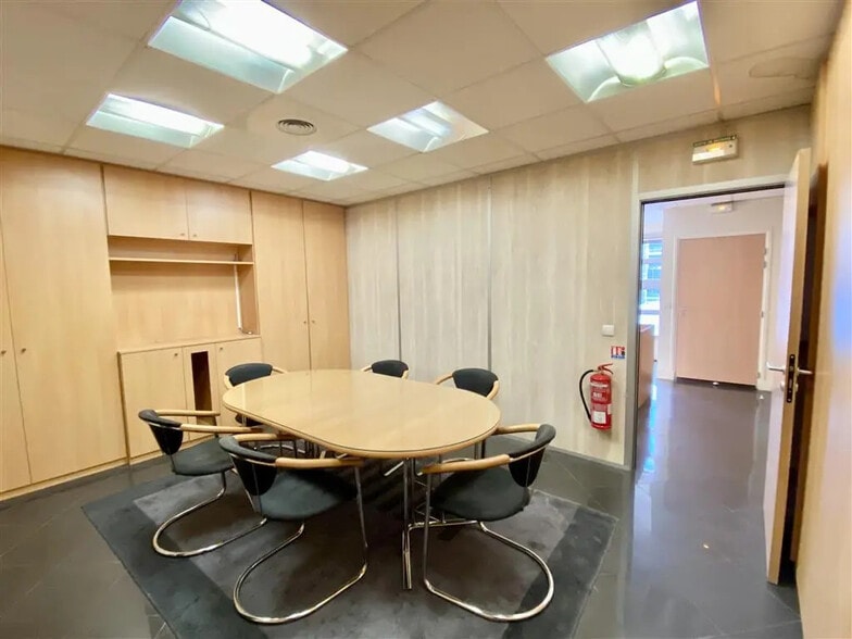 Boulevard Vital Bouhot, Neuilly-sur-Seine for sale - Building Photo - Image 3 of 6