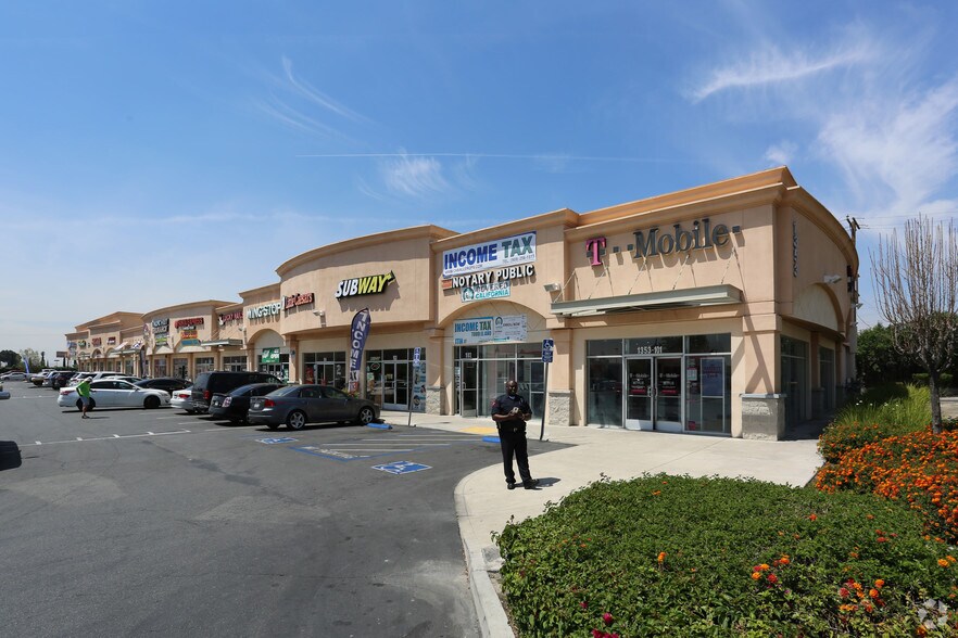 568-618 S Mount Vernon Ave, San Bernardino, CA à louer - Photo principale - Image 2 de 6