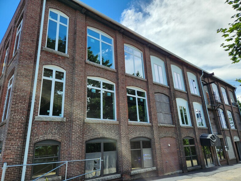 565 N Main St, Woonsocket, RI à louer - Photo du bâtiment - Image 2 de 13